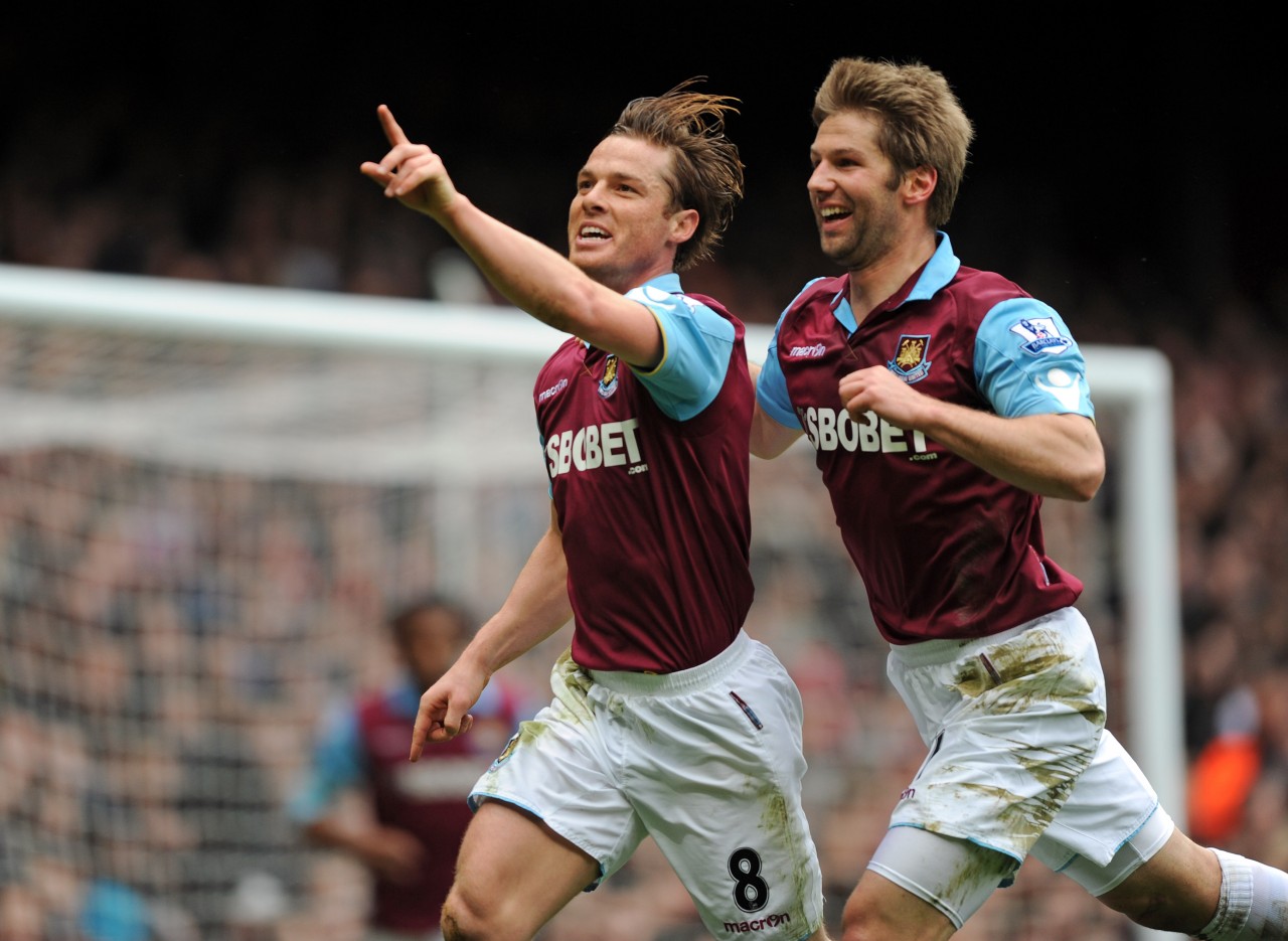 West Hamin Scott Parker ja Thomas Hitzlsperger juhlivat ottelun avausmaalia Liverpoolia vastaan