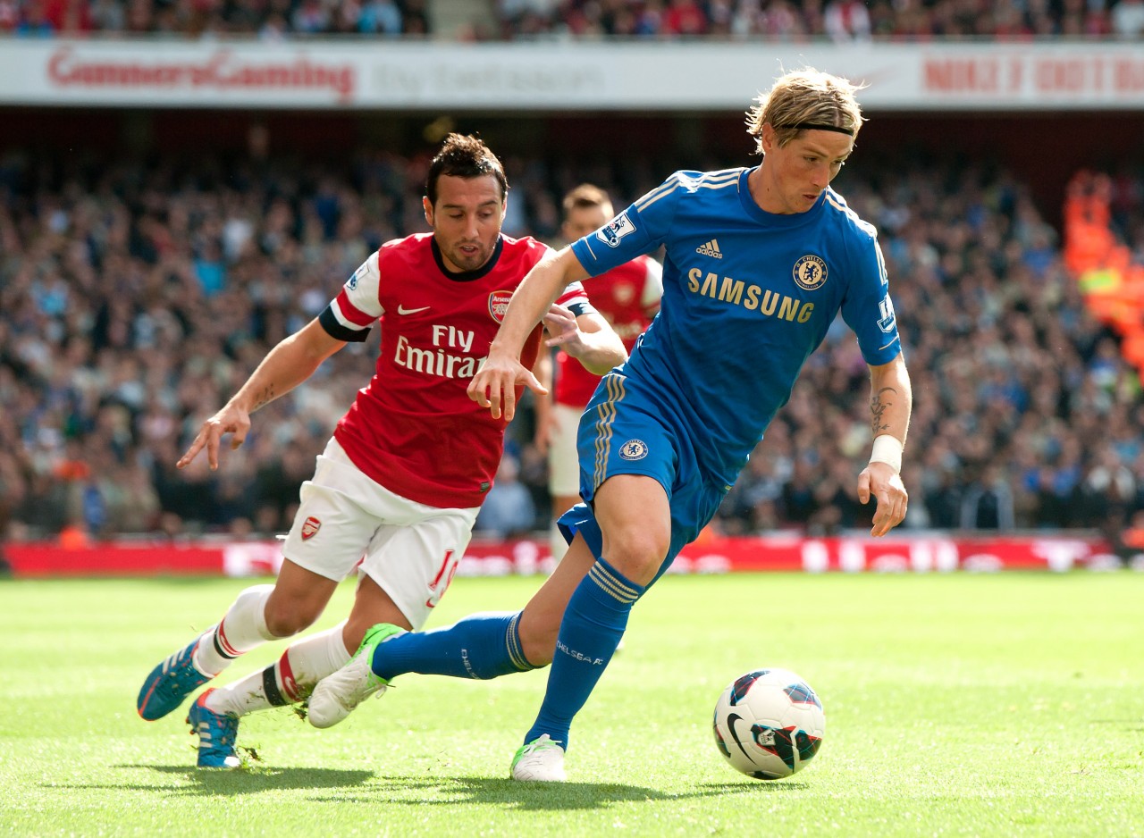 Santi Cazorla Fernando Torresin perässä