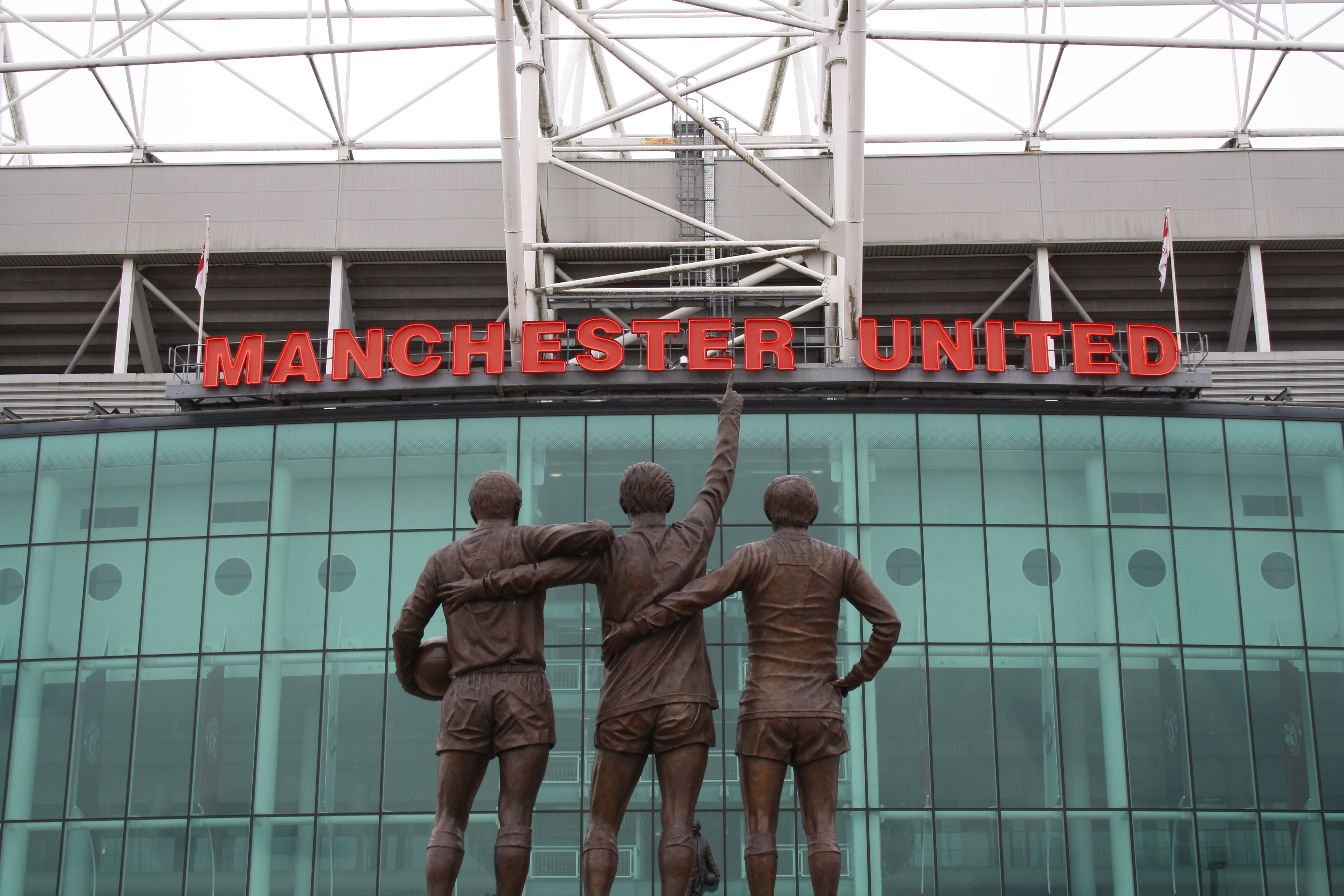 Manchester Unitedin "Holy Trinity" -patsas Old Traffordin edessä