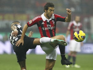 MILAN, ITALY - NOVEMBER 25: Mathieu Flamini (R) of AC Milan competes for the ball with Arturo Vidal (L) of Juventus FC during the Serie A match between AC Milan and Juventus FC at San Siro Stadium on November 25, 2012 in Milan, Italy. (Photo by Marco Luzzani/Getty Images)