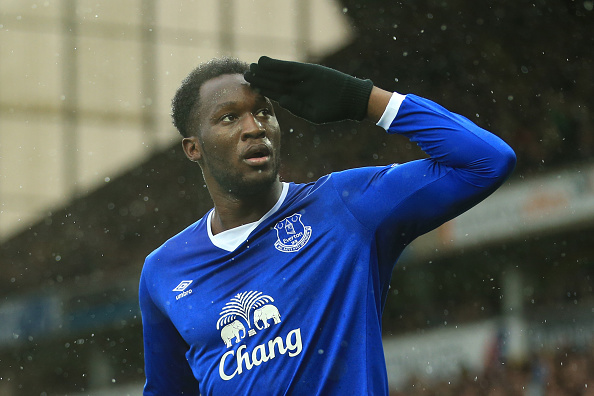 NORWICH, ENGLAND - DECEMBER 12: Romelu Lukaku of Everton celebrates scoring his team's first goal during the Barclays Premier League match between Norwich City and Everton at Carrow Road on December 12, 2015 in Norwich, United Kingdom. (Photo by Stephen Pond/Getty Images) 