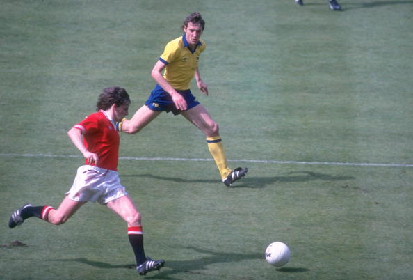 Steve Coppell of Manchester United and Sammy Nelson of Arsenal