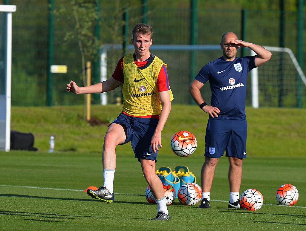 getty_HoldingRob20160516