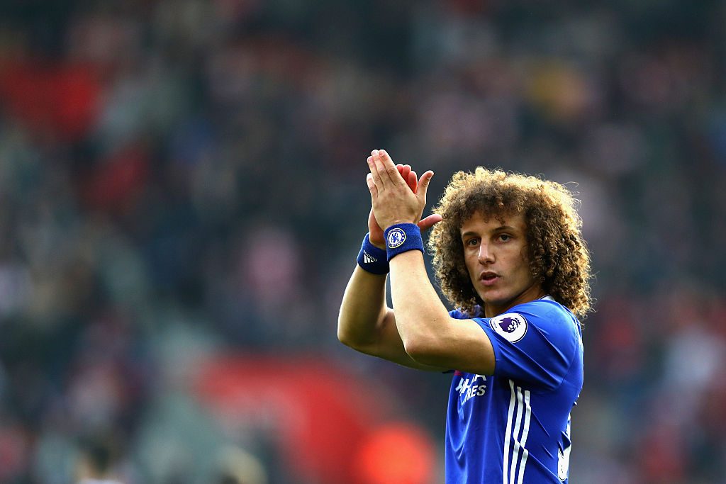 SOUTHAMPTON, ENGLAND - OCTOBER 30: David Luiz of Chelsea shows appreciation to the fans prior to kick off during the Premier League match between Southampton and Chelsea at St Mary's Stadium on October 30, 2016 in Southampton, England. (Photo by Clive Rose/Getty Images)