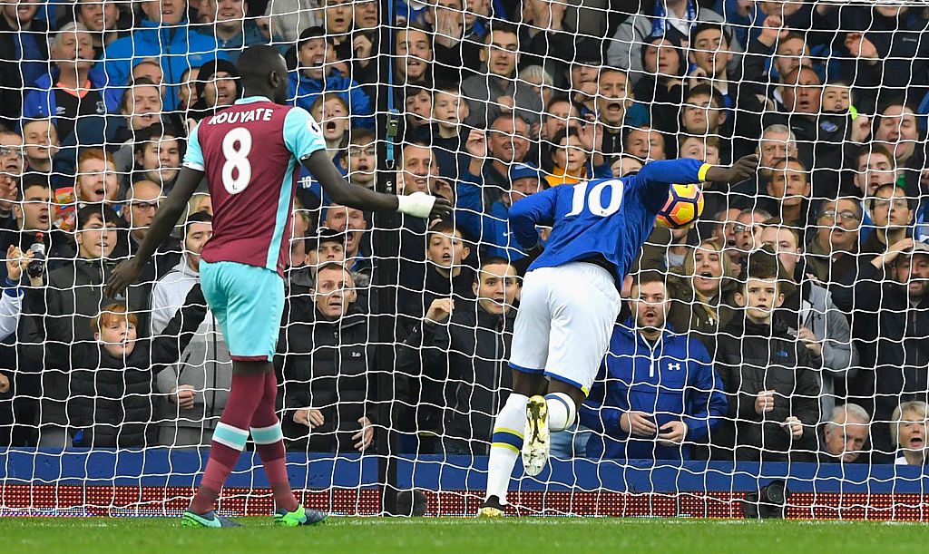 LIVERPOOL, ENGLAND - OCTOBER 30: Romelu Lukaku of Everton (R) scores his sides first goal during the Premier League match between Everton and West Ham United at Goodison Park on October 30, 2016 in Liverpool, England. (Photo by Stu Forster/Getty Images)
