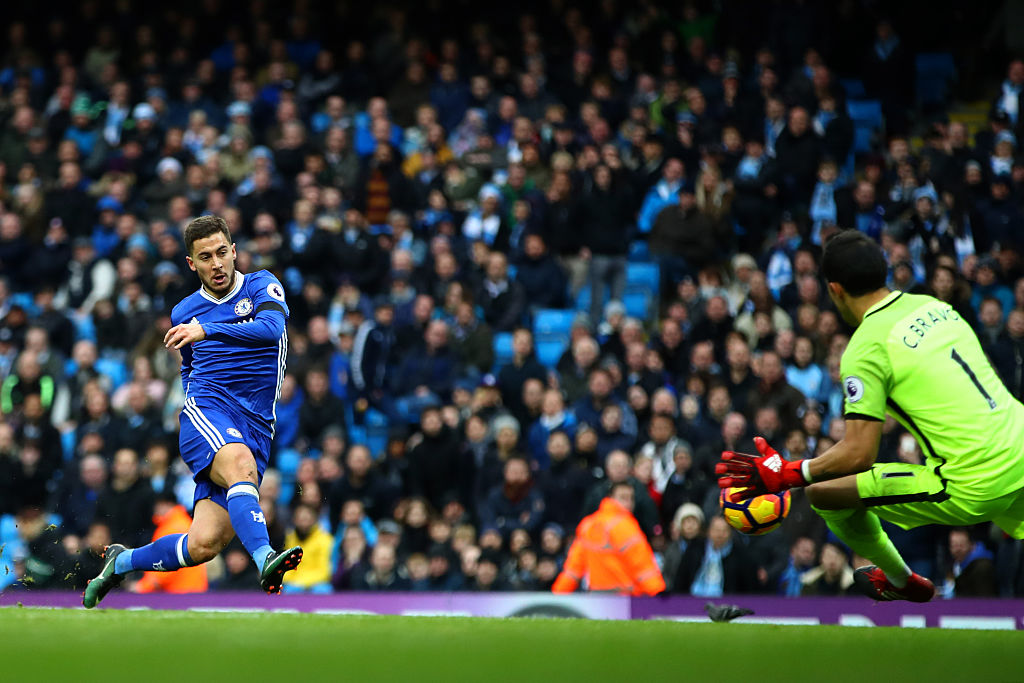 Hazard nokikkain City-vahti Claudio Bravon kanssa. Kuva: Getty Images