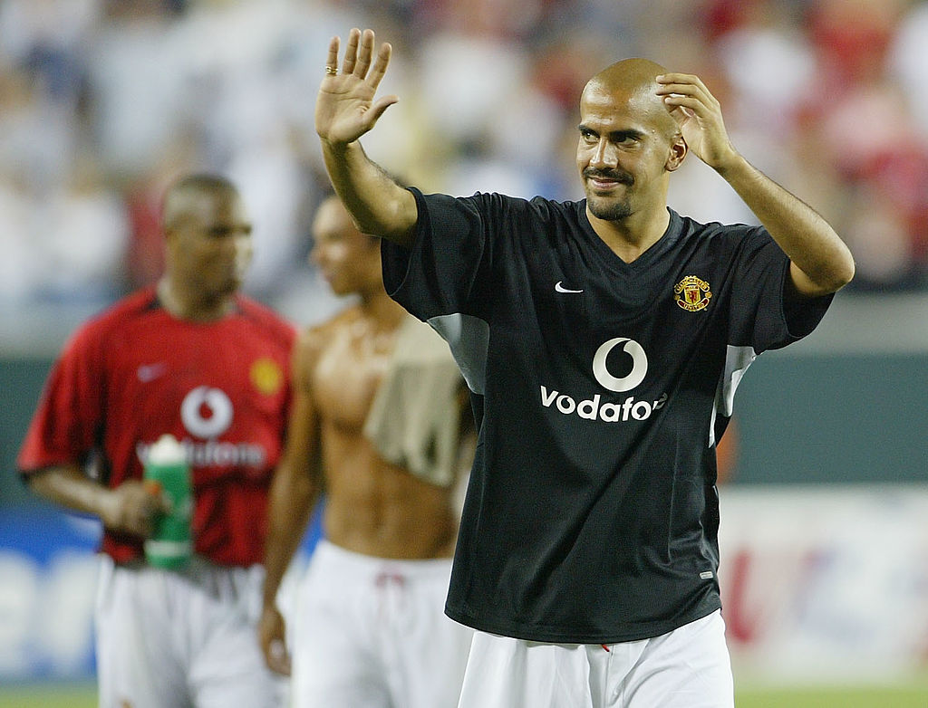 Juan Sebastian Veron of Utd waves goodbye