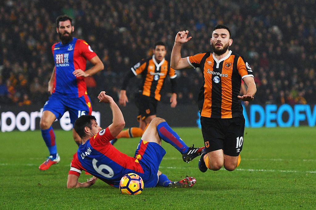 HULL, ENGLAND - DECEMBER 10: Scott Dann of Crystal Palace challenges Robert Snodgrass of Hull City to concede a penalty during the Premier League match between Hull City and Crystal Palace at KCOM Stadium on December 10, 2016 in Hull, England. (Photo by Gareth Copley/Getty Images)