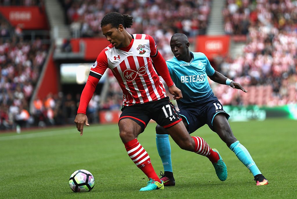 SOUTHAMPTON, ENGLAND - SEPTEMBER 18: Virgil van Dijk of Southampton (L) is put under pressure from Modou Barrow of Swansea City during the Premier League match between Southampton and Swansea City at St Mary's Stadium on September 18, 2016 in Southampton, England.  (Photo by Bryn Lennon/Getty Images)