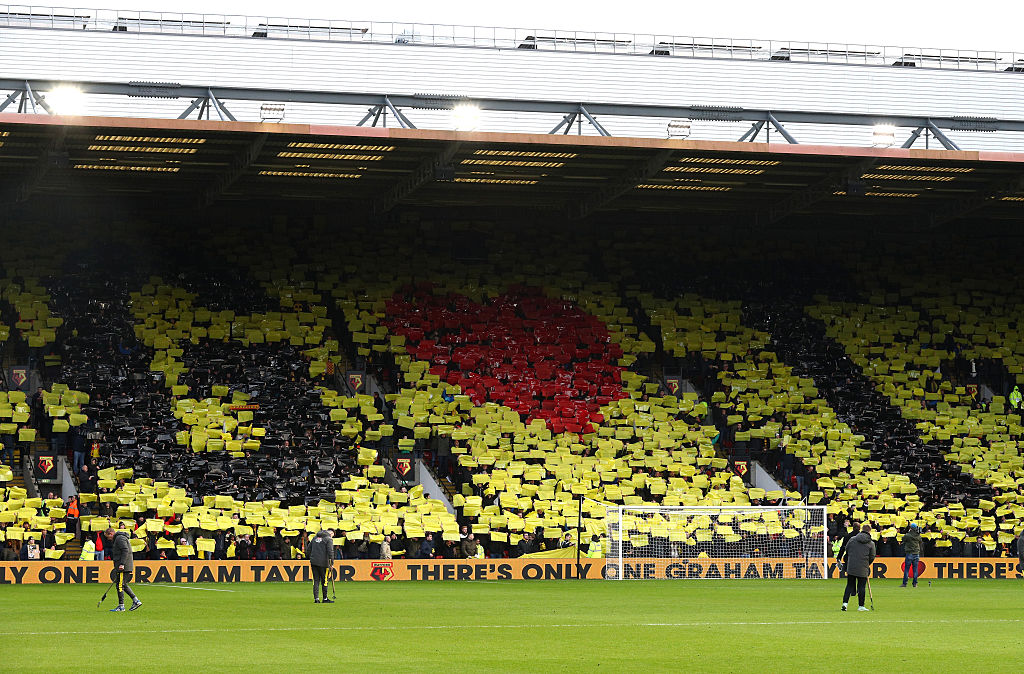 Kuva: Watford-kannattajien kortit muodostivat sydämen Taylorin nimikirjainten välille. Kuva: Getty Images