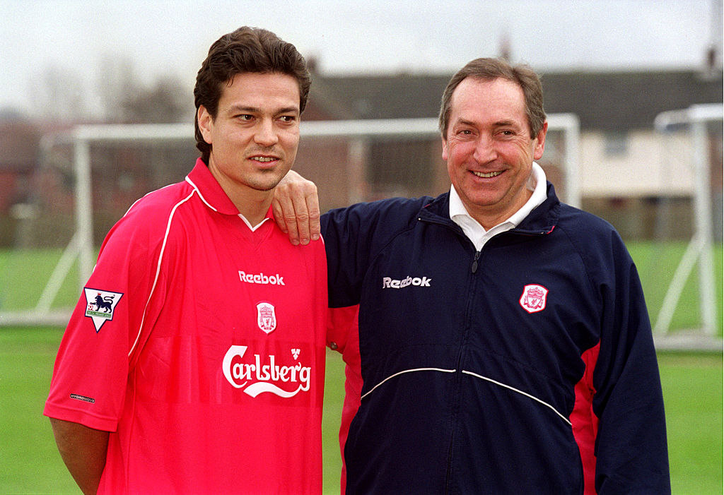 Litmanen poseeraa innokkaasti Liverpool-siirron jälkeen. Vierellä silloinen valmentaja Gerald Houllier. Kuva: Getty Images