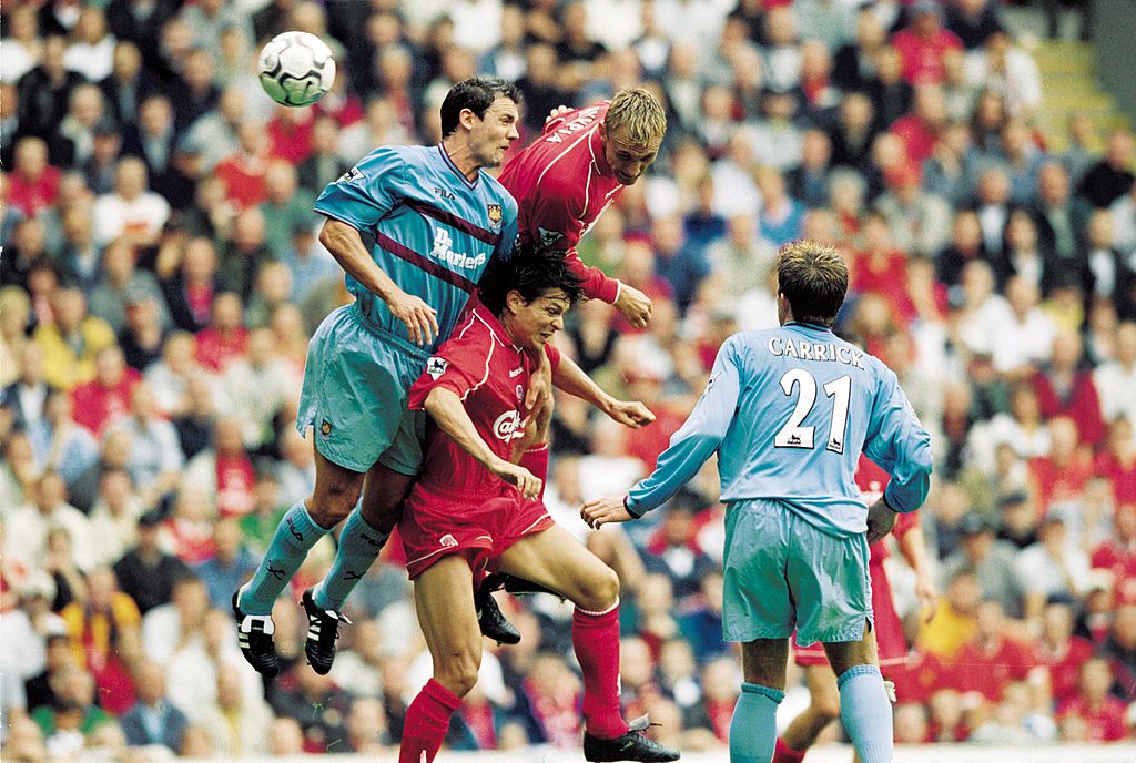 Litti ja Sami Hyypiä kamppailevat syksyllä 2001 fyysistä West Hamia vastaan. Kuva: Getty Images