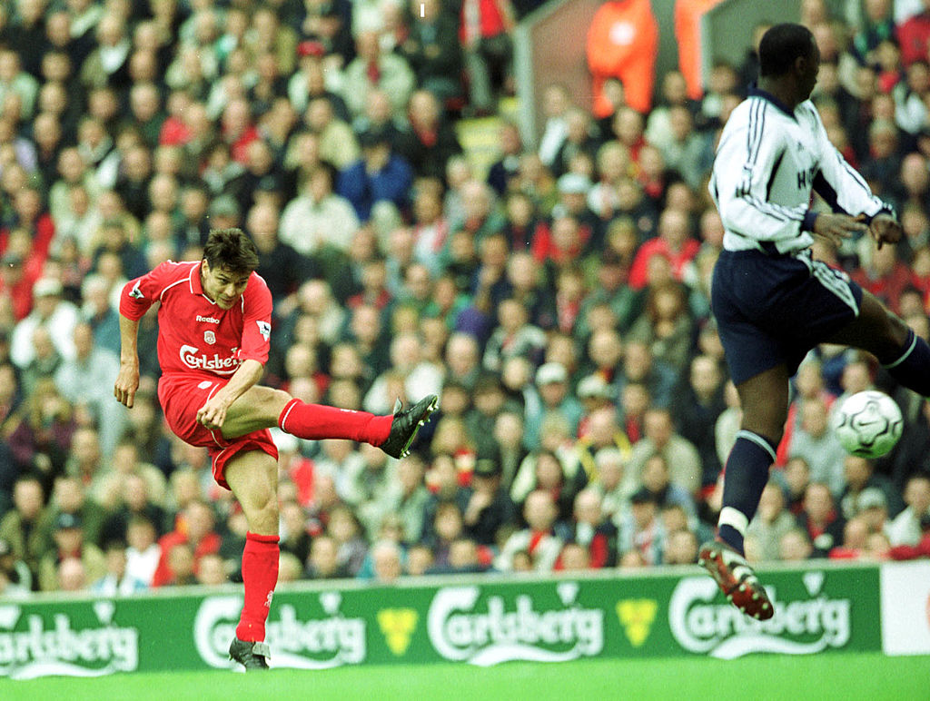 Jarin fantastinen kaukolaukaus pamahti Tottenhamin verkkoon syyskuussa 2001. Osuma ratkaisi Liverpoolille 1-0-voiton. Kuva: Getty Images