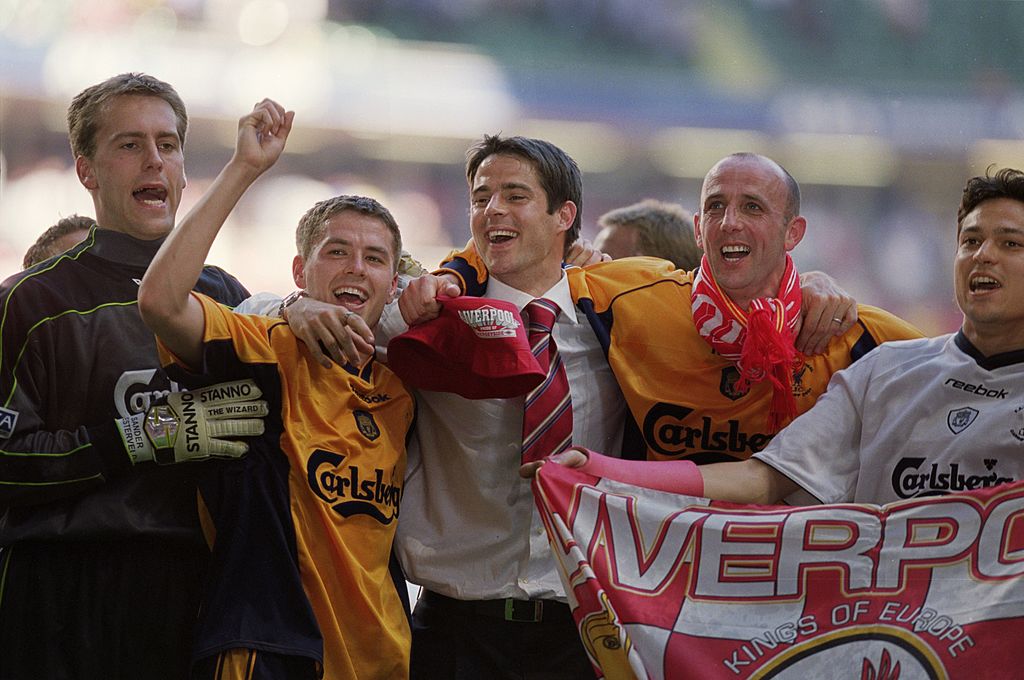 Arsenal on kaadettu! FA Cupin voittojuhlintaa keväällä 2001. Kuva: Getty Images