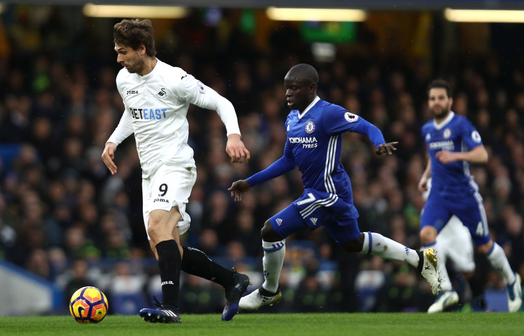 Fernando Llorente luomassa painetta Chelsean päähän. Kuva: Getty Images