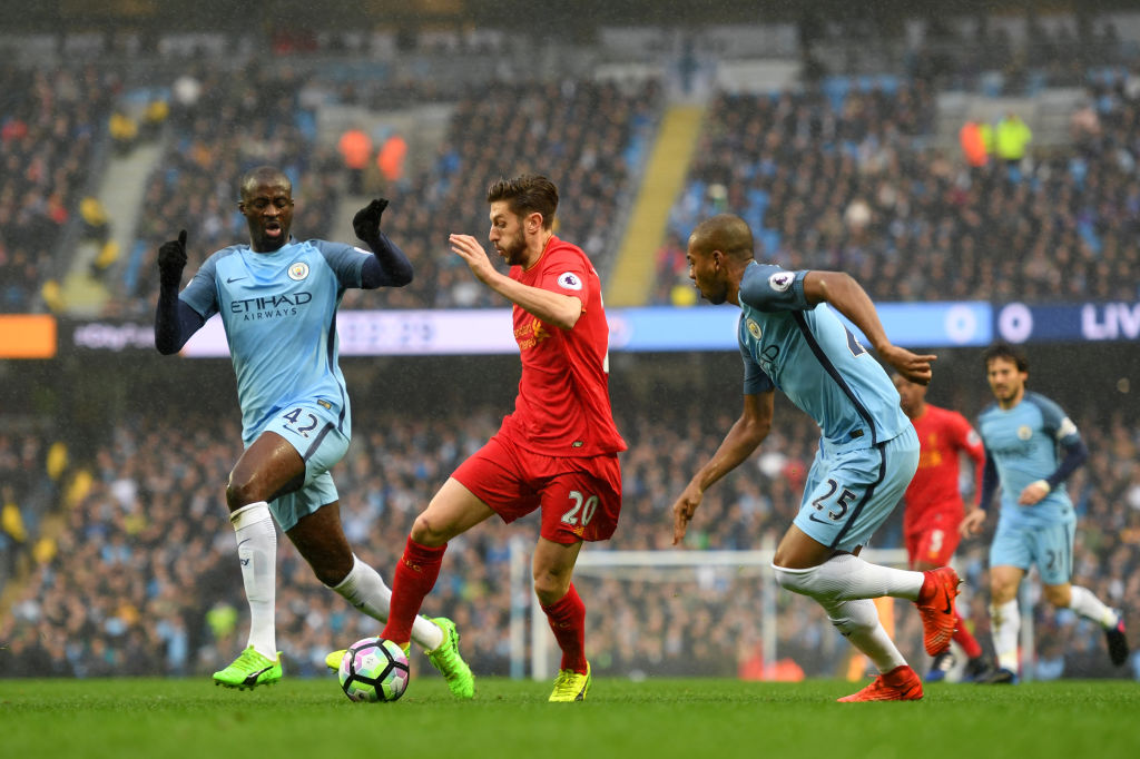 Päivän kiertolainen Fernandinho ja Yaya Touré ottavat Adam Lallanan pihteihinsä. Kuva: Getty Images