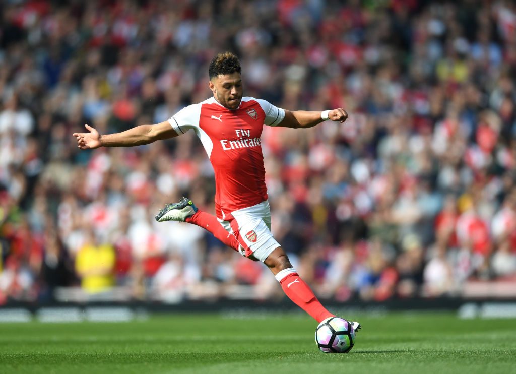 LONDON, ENGLAND - MAY 07: Alex Oxlade-Chamberlain of Arsenal in action during the Premier League match between Arsenal and Manchester United at Emirates Stadium on May 7, 2017 in London, England. (Photo by Laurence Griffiths/Getty Images)