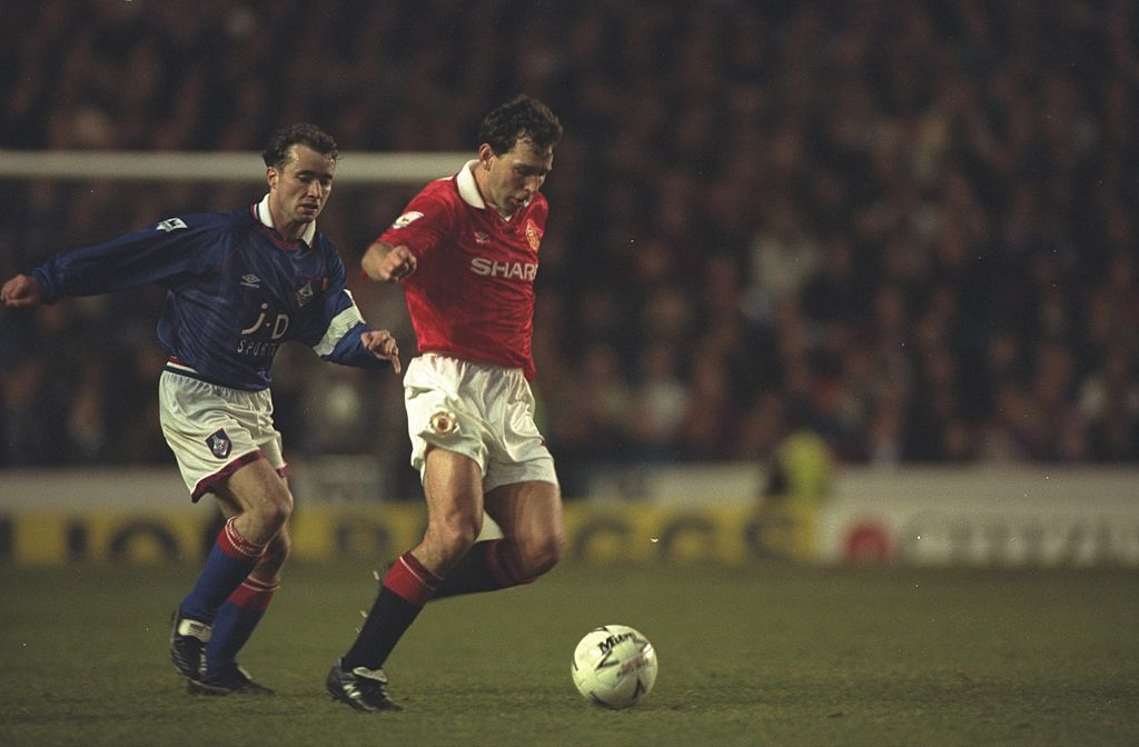 Bryan Robson of Manchester United and Mike Milligan of Oldham