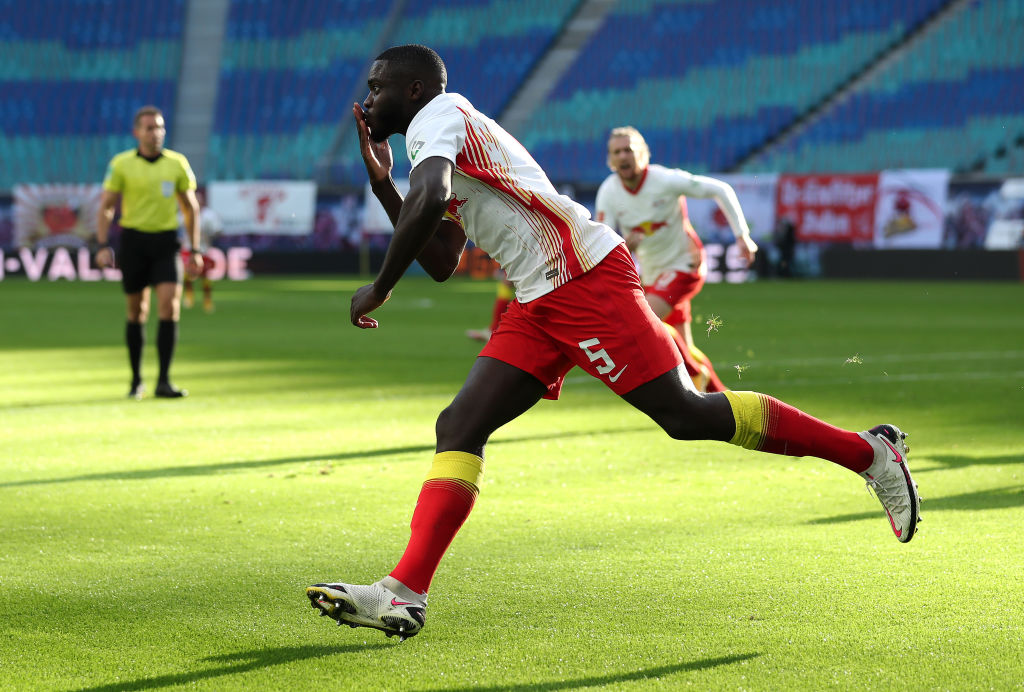 Dayot Upemcano on yksi huhutuista pelaajista helpottamaan Liverpoolin loukkaantumissumaa. Kuva: Getty Images.