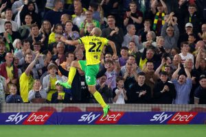 Teemu Pukki kertoo dokumentissa, missä Norwichin kotiottelussa oli paras tunnelma: ”Ei me pelaajatkaan uskottu ennen peliä, että voitaisiin voittaa” getty_pukkiteemu20220914