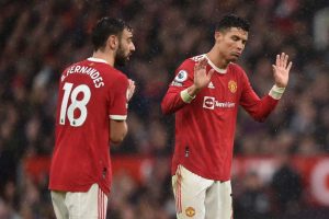 Bruno Fernandes väisti kysymyksen Cristiano Ronaldon puhuttavasta tilanteesta: ”Me emme puhu siitä” getty_FernandesBrunoRonaldoCristiano2022212