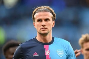 getty_holdingrob20230424