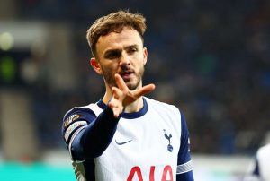 Tottenhamille surkeita uutisia – avainpelaaja vietiin paareilla kentältä aop_MaddisonJames2025126