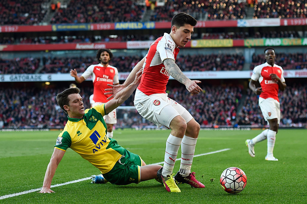 LONDON, ENGLAND - APRIL 30: Hector Bellerin of Arsenal is challenged by Jonathan Howson of Norwich City during the Barclays Premier League match between Arsenal and Norwich City at The Emirates Stadium on April 30, 2016 in London, England (Photo by Mike Hewitt/Getty Images)